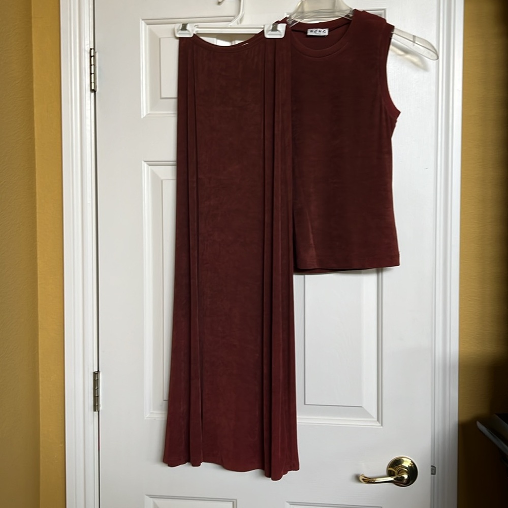 2piece outfit Top / skirt by BCBG Paris
 Flattering fit